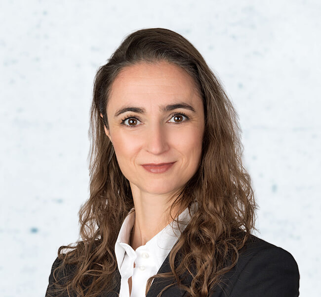 Dr.  Corinna  Neumann (Partner)