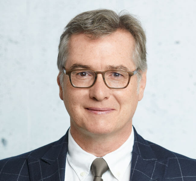 Dr.  Henning  Rauls (Partner)
