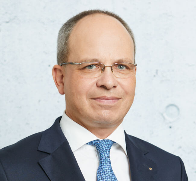 Dr.  Stefan  Sasse (Partner)